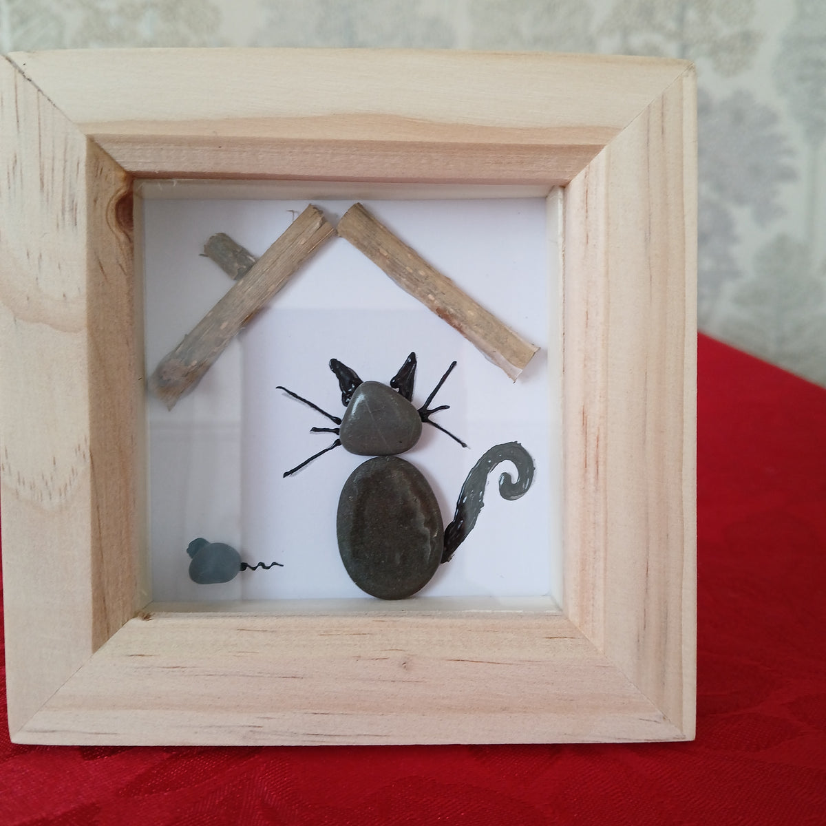 A Cat And mouse pebble art