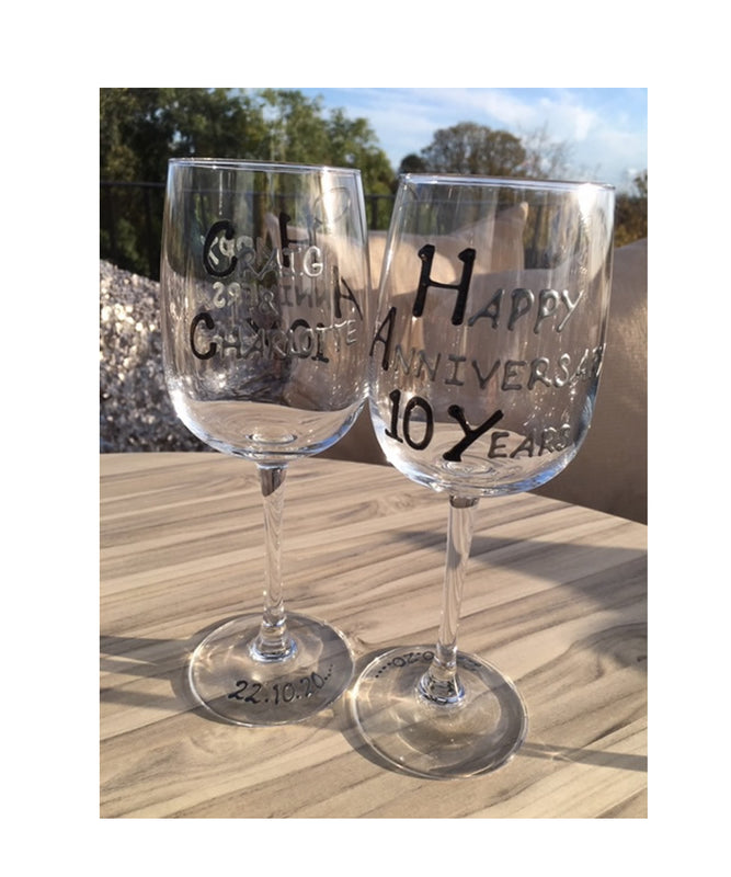 10th Wedding Anniversary Wine Glasses: (Blk/Sil)