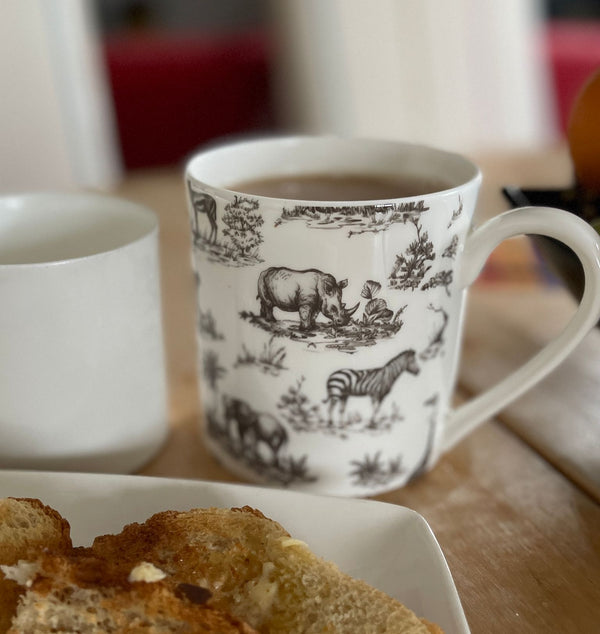 Fine Bone China 1 Pint Safari Print Gift Mug/Beaker (Black)