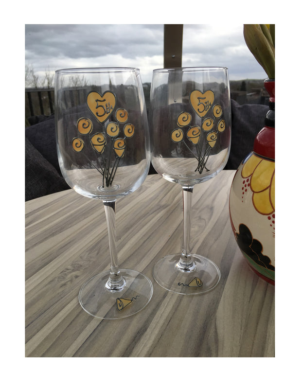 5th Wedding Anniversary Wine Glasses: (Flower)