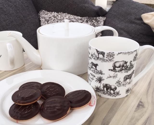 Fine Bone China 1 Pint Safari Print Gift Mug/Beaker (Black)