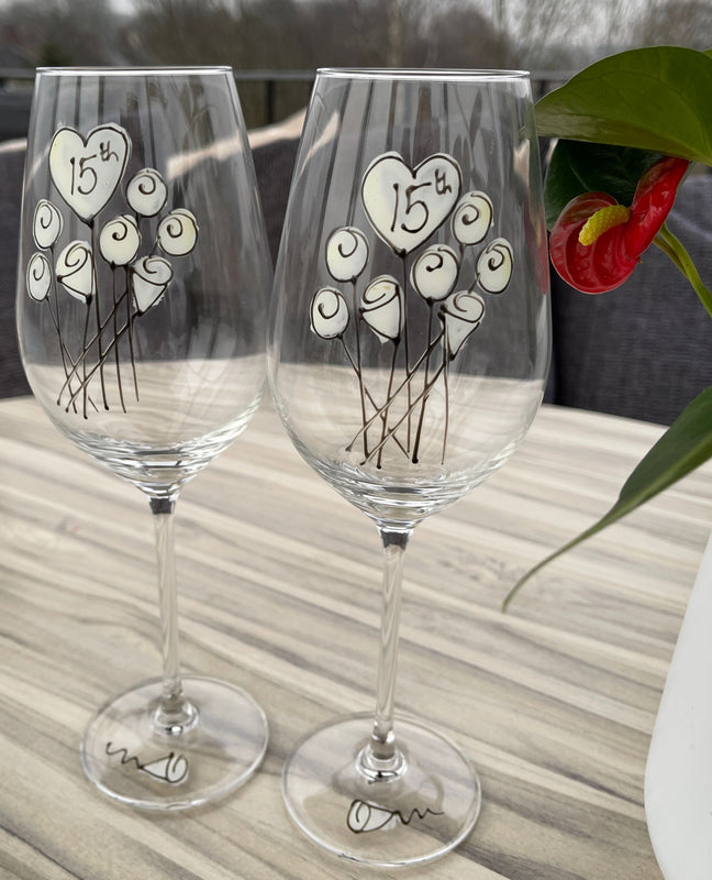 15th Wedding Anniversary Wine Glasses: (Flower)